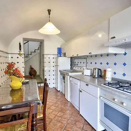 Sleeps 9 With Pool And Air Con