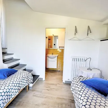 Sleeps 9 With Pool And Air Con