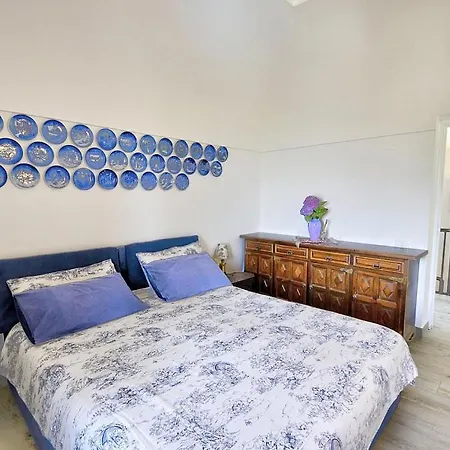 Sleeps 9 With Pool And Air Con 马萨鲁布朗斯